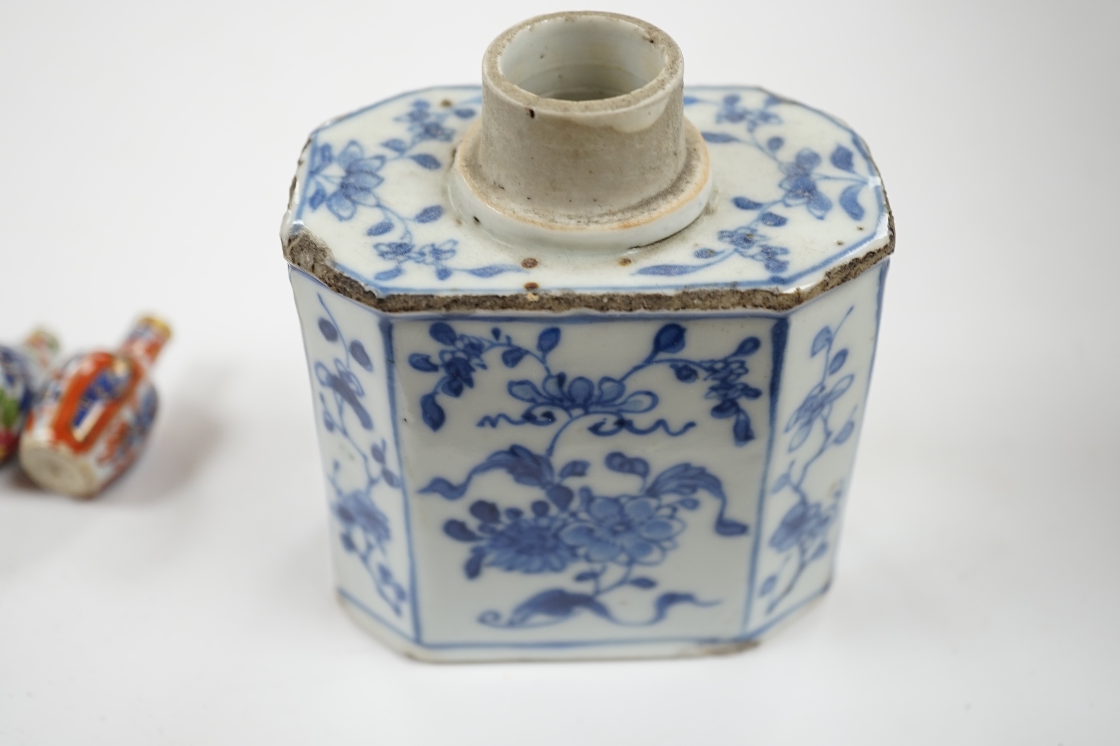 Chinese Kangxi porcelain comprising a blue and white tea caddy and three miniature vases, tallest 11cm (4). Condition - poor
